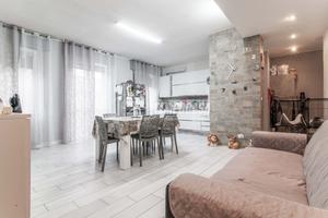 3 LOCALI CON POSTO AUTO