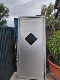 porta da ristorante con oblo