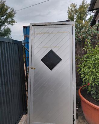 porta da ristorante con oblo