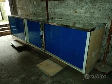 Bancone in acciaio e vetro