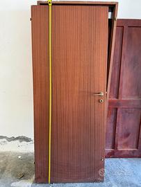 Porta di legno per intrno