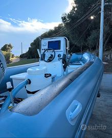 Gommone attrezzato da pesca