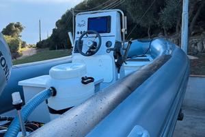 Gommone attrezzato da pesca