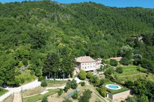 Rustico / Casale di 1570 m² con box auto a Cortona