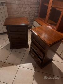 Coppia di comodini in legno massello.