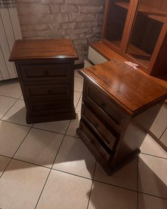 Coppia di comodini in legno massello.