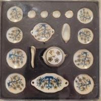 Servizio da tavola in miniatura in porcellana