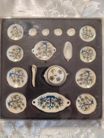 Servizio da tavola in miniatura in porcellana