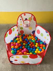 Gioco con palline bimbi