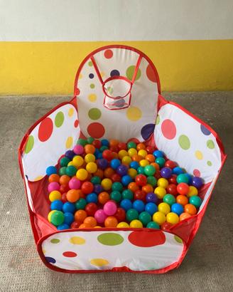 Gioco con palline bimbi