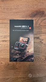 Insta 360 Ace Pro 2 con accessori.