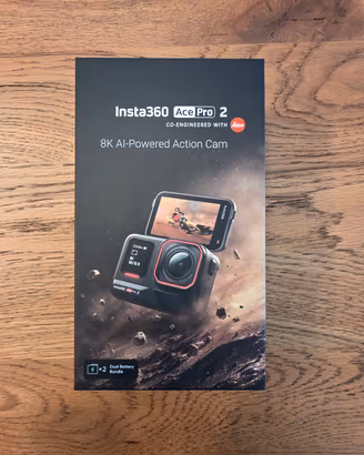 Insta 360 Ace Pro 2 con accessori.