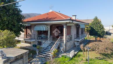 VILLA SINGOLA A BUSCA