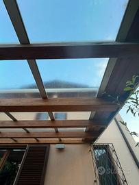 Pergola in legno completa di tenda