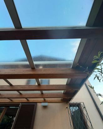 Pergola in legno completa di tenda