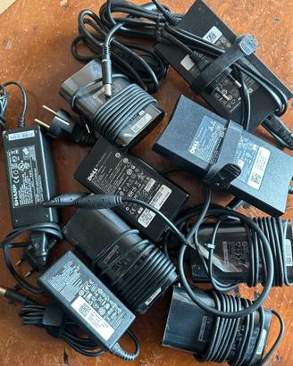 Diversi Adattori di corrente DELL