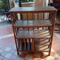 libreria legno e inserti in vimini