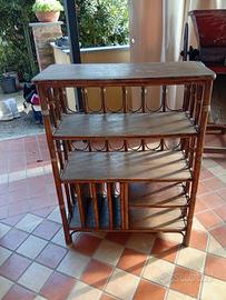 libreria legno e inserti in vimini