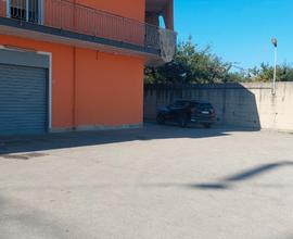 2 locali commerciali e 1 deposito