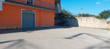 Negozio 2 locali commerciali e 1 deposito