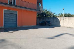 Negozio 2 locali commerciali e 1 deposito