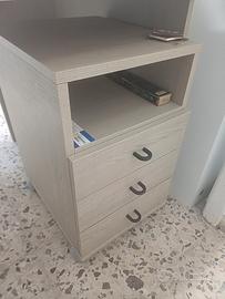 scrivania, cassettiera con rotelle  e comodino