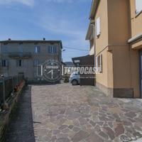 Villa Bifamigliare con doppio garage e giardino p