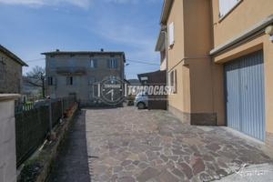 Villa Bifamigliare con doppio garage e giardino p