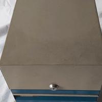 Schedario vintage in metallo