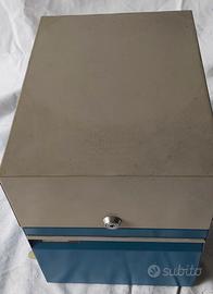 Schedario vintage in metallo