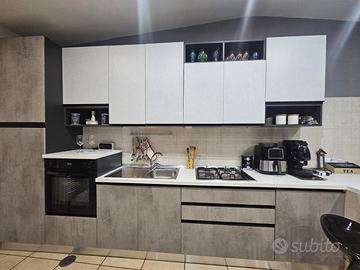 Cucina completa usata come nuova con tavolo e sedi