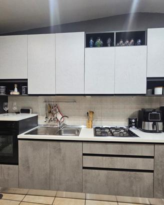 Cucina completa usata come nuova con tavolo e sedi