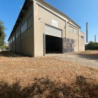 Capannone con locale soppalco