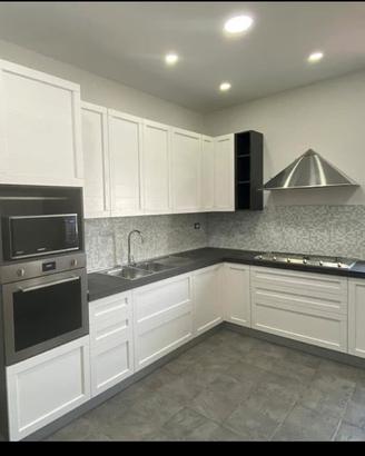 Cucina angolare bianca e grigio