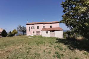 Rustico / Casale di 400 m² a Nocera Umbra