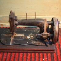 Macchina da cucire antica. 1800