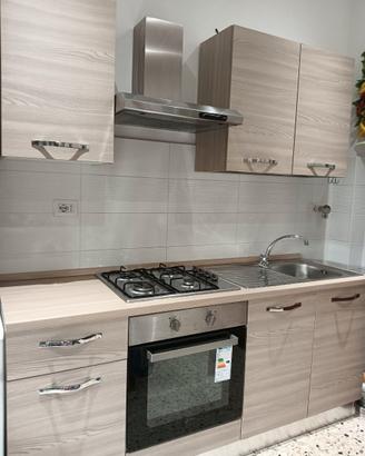 Cucina fissa + mobili composizione libera abbin