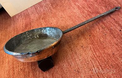 Antica padella di rame con manico in ferro