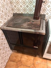 Stufa a legna,con forno