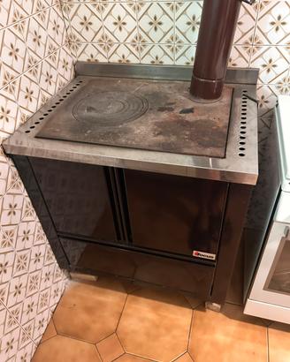 Stufa a legna,con forno