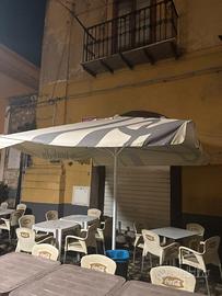 Ombrellone Coca-Cola completo di base in cemento