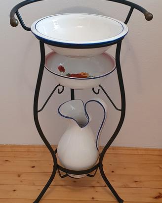 lavabo in ferro battuto con catino e brocca 