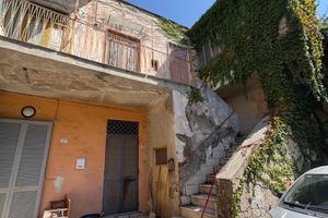 Casa indipendente su due livelli 280mq