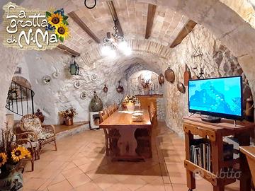 Una casa dal fascino rustico scavata nella roccia