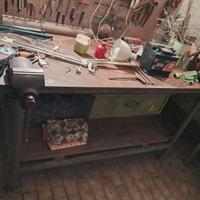 Banco da lavoro in ferro con due morse