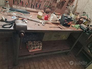 Banco da lavoro in ferro con due morse