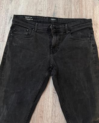 Pantaloni neri
