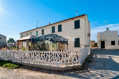 PORZIONE DI CASA CON SCOPERTO E MAGAZZINO