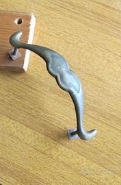 Antica maniglia in ottone lavorato per mobili vari