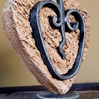 Cuore in Legno con intarsi in ferro